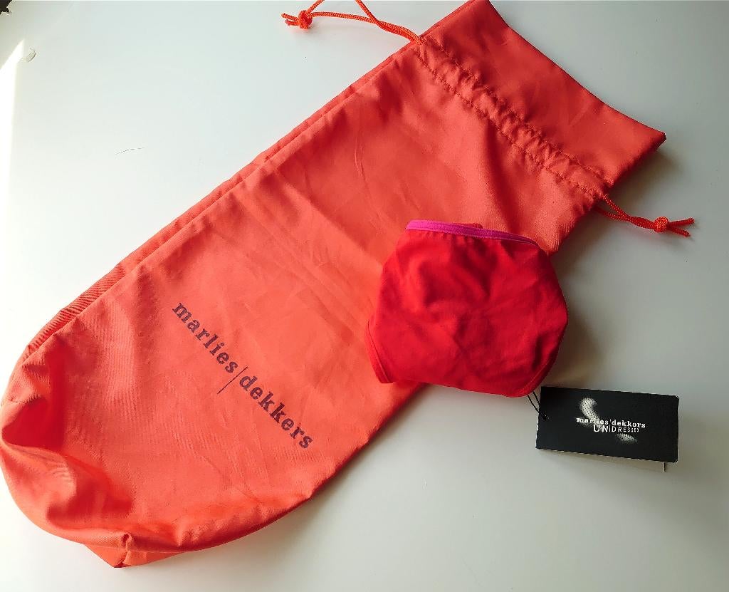 String red/pink + stofzak - Marlies Dekkers - Nieuw, Kleding | Dames, Ondergoed en Lingerie, MARLIES DEKKERS, Ophalen of Verzenden