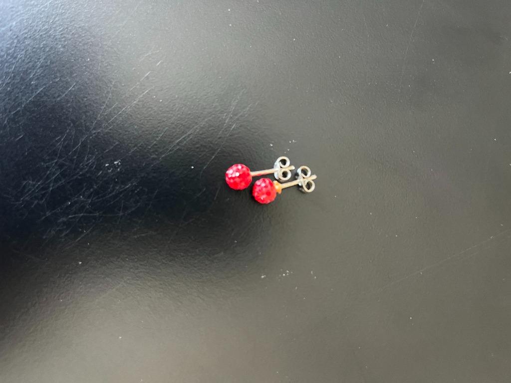 oorringen, Handtassen en Accessoires, Oorbellen, Overige materialen, Zo goed als nieuw, Knopjes of Stekers, Rood