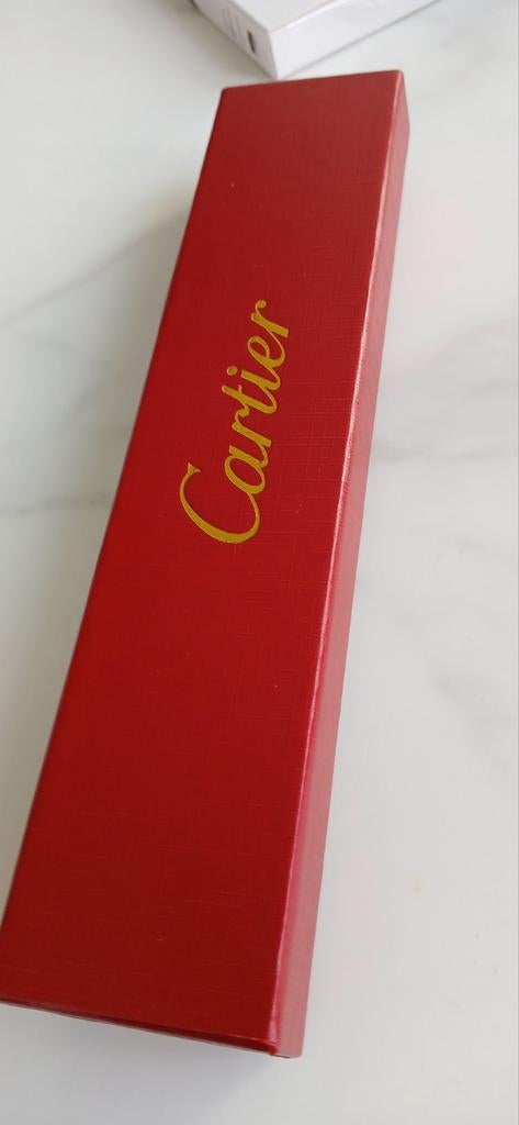 Une montre de modèle de cartier neuf avec la boîte