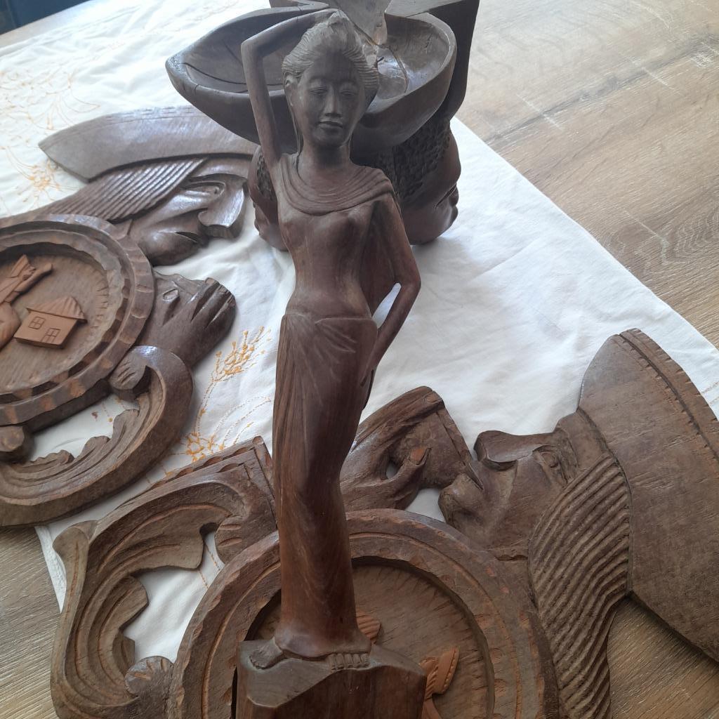 Houten beelden 2 voor op te hangen 1 man met paard, Ophalen