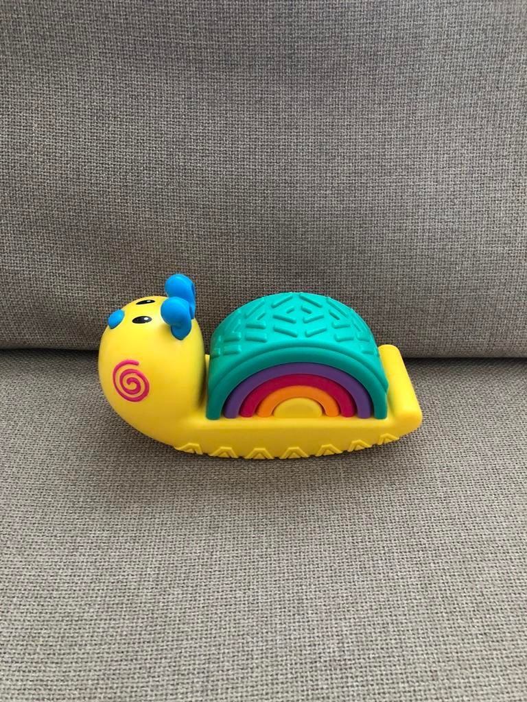 Fisher-Price regenboogslak stapelaar - NIEUWSTAAT, Kinderen en Baby's, Ophalen of Verzenden