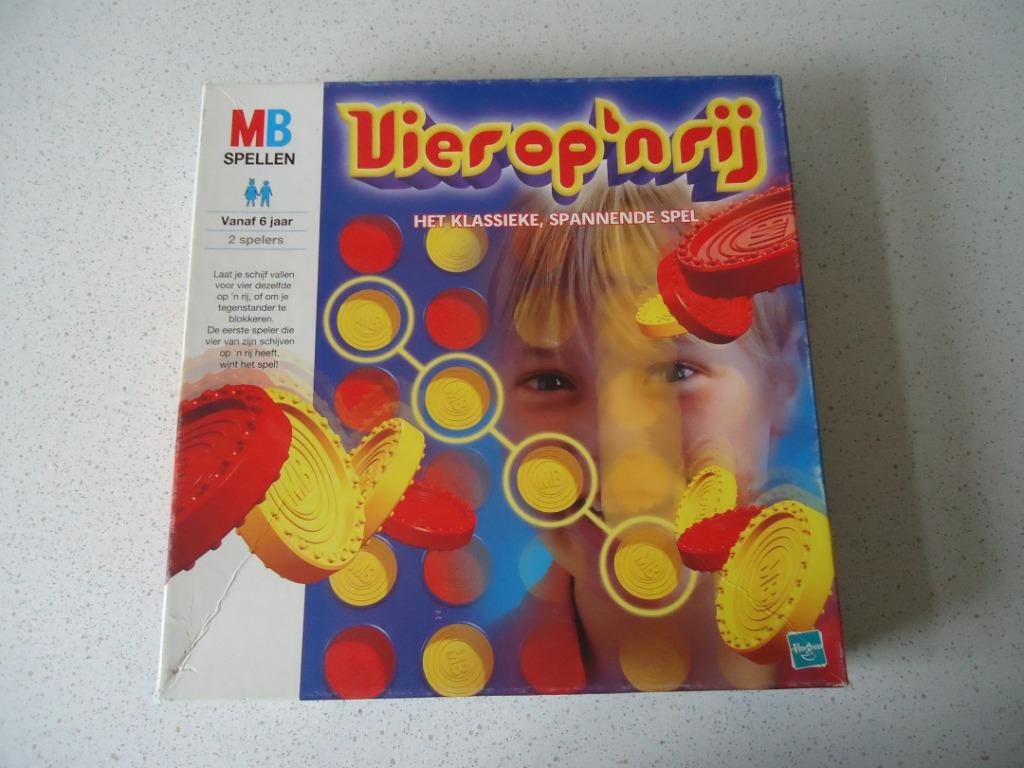 Nieuwe versie van "Vier op 'n Rij" van MB in prima staat !, Een of twee spelers, Ophalen of Verzenden, Zo goed als nieuw, MB SPELLEN