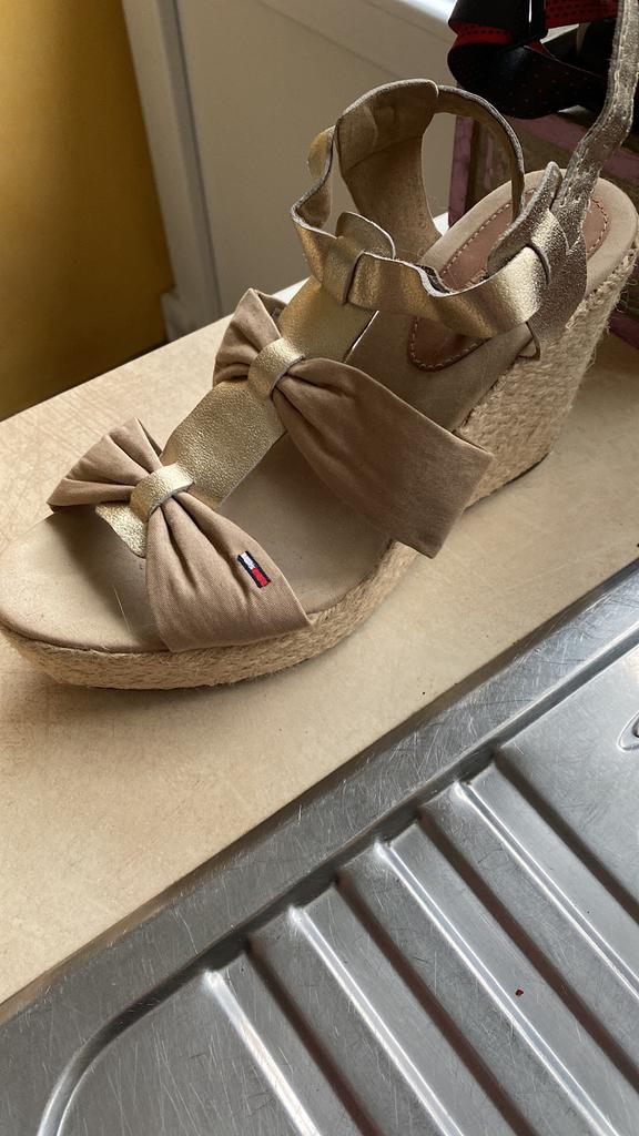 Chaussures Tommy Hilfiger, Vêtements | Femmes, Chaussures, Enlèvement ou Envoi, Beige, Comme neuf, Sandales et Mûles