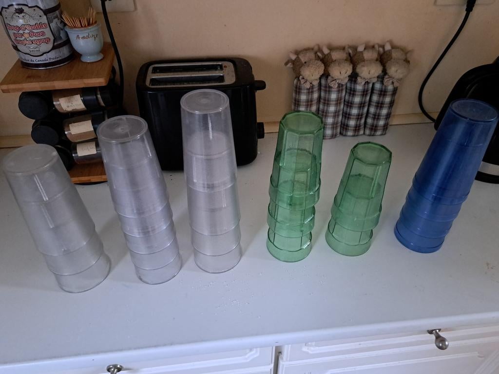 verres en plastique une vingtaine. Le lot, Collections, Enlèvement