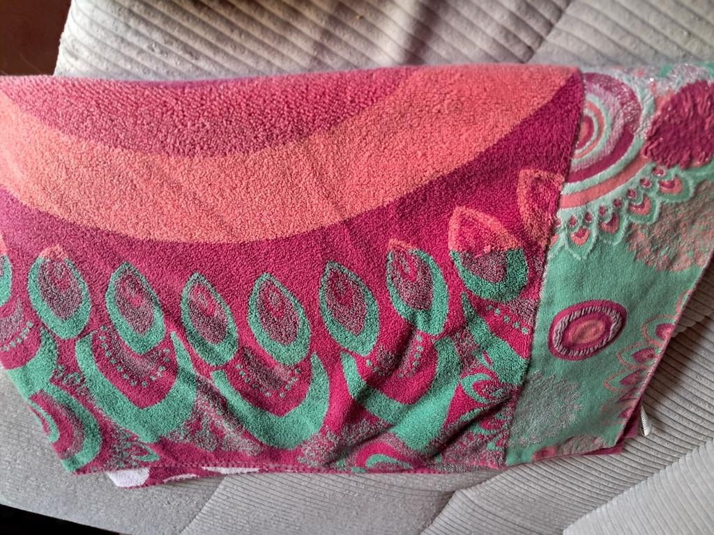 Serviette de plage DESIGUAL 140 x 200 cm, Divers, Enlèvement, Comme neuf