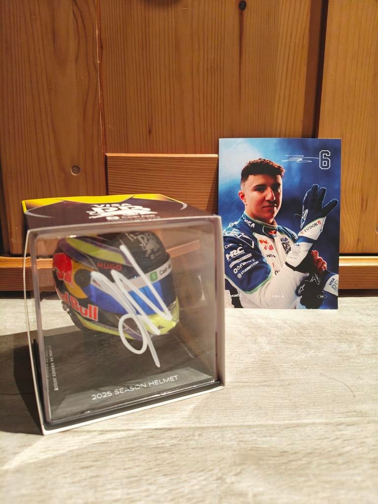 Casque miniature signé 1:4 - Isack Hadjar saison 2025, Enlèvement ou Envoi, Pièce