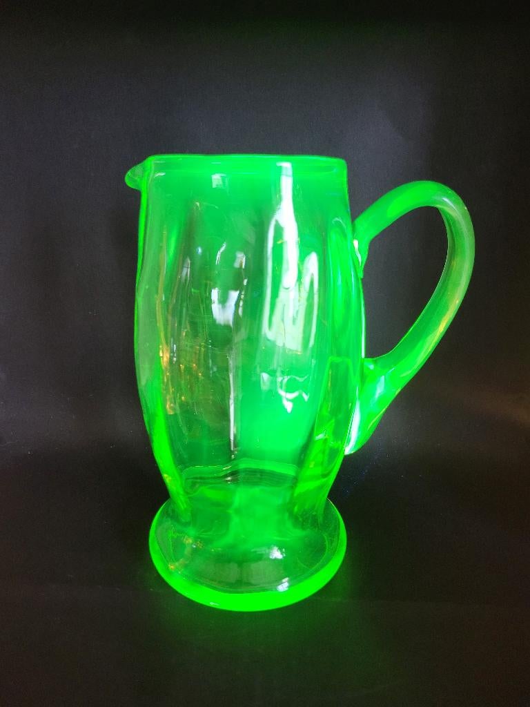 Carafe à eau en verre vert Uranium ou Anna,, Antiquités & Art, Enlèvement ou Envoi