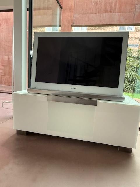Modern TV-meubel op wieltjes, Huis en Inrichting, Kasten | Dressoirs, Zo goed als nieuw, 100 tot 150 cm, 50 tot 75 cm, Met plank(en)