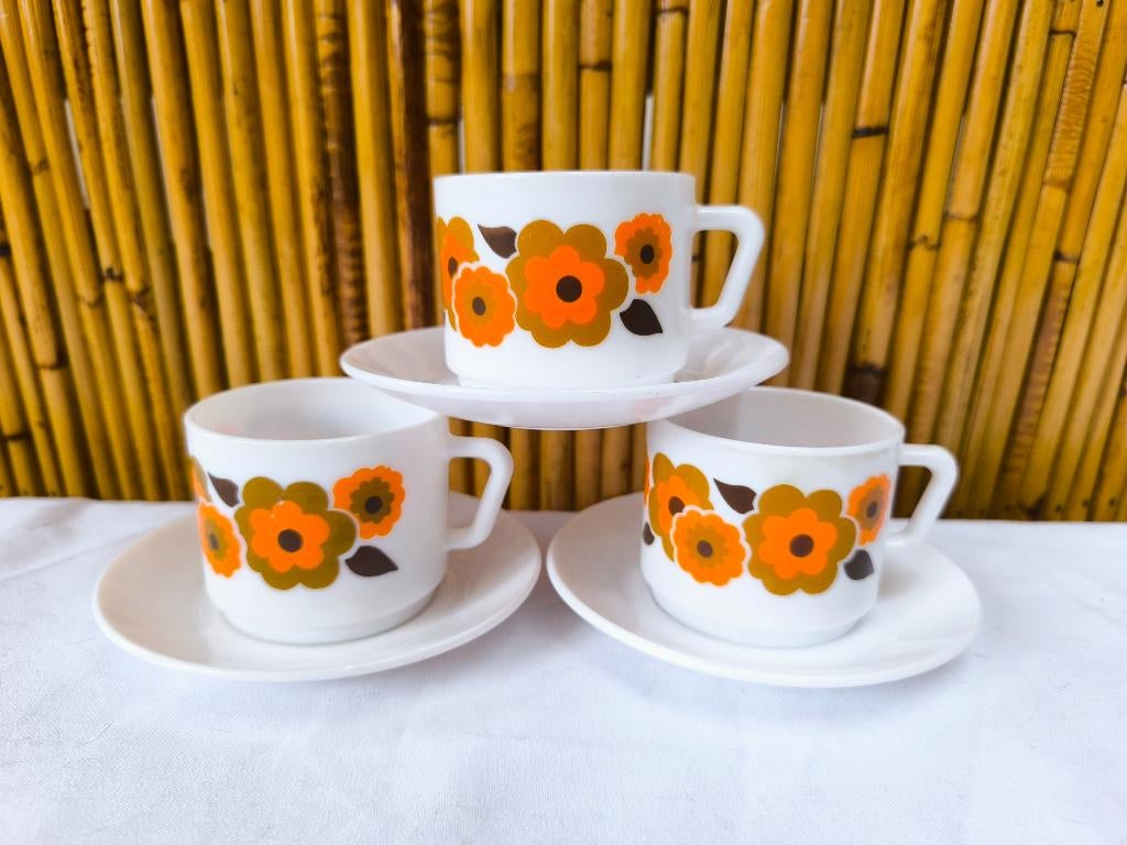 3 vintage Arcopal deco Lotus kopjes en schotels, oranje, Huis en Inrichting, Keuken | Servies, Gebruikt, Ophalen of Verzenden