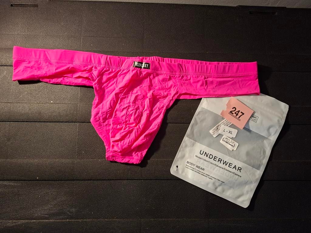 String haut pour homme, Envoi