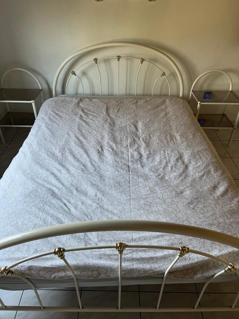 Bed (twijfelaar) met 2 nachttafels, Huis en Inrichting, Slaapkamer | Bedden, Ophalen, Gebruikt, Wit, 140 cm