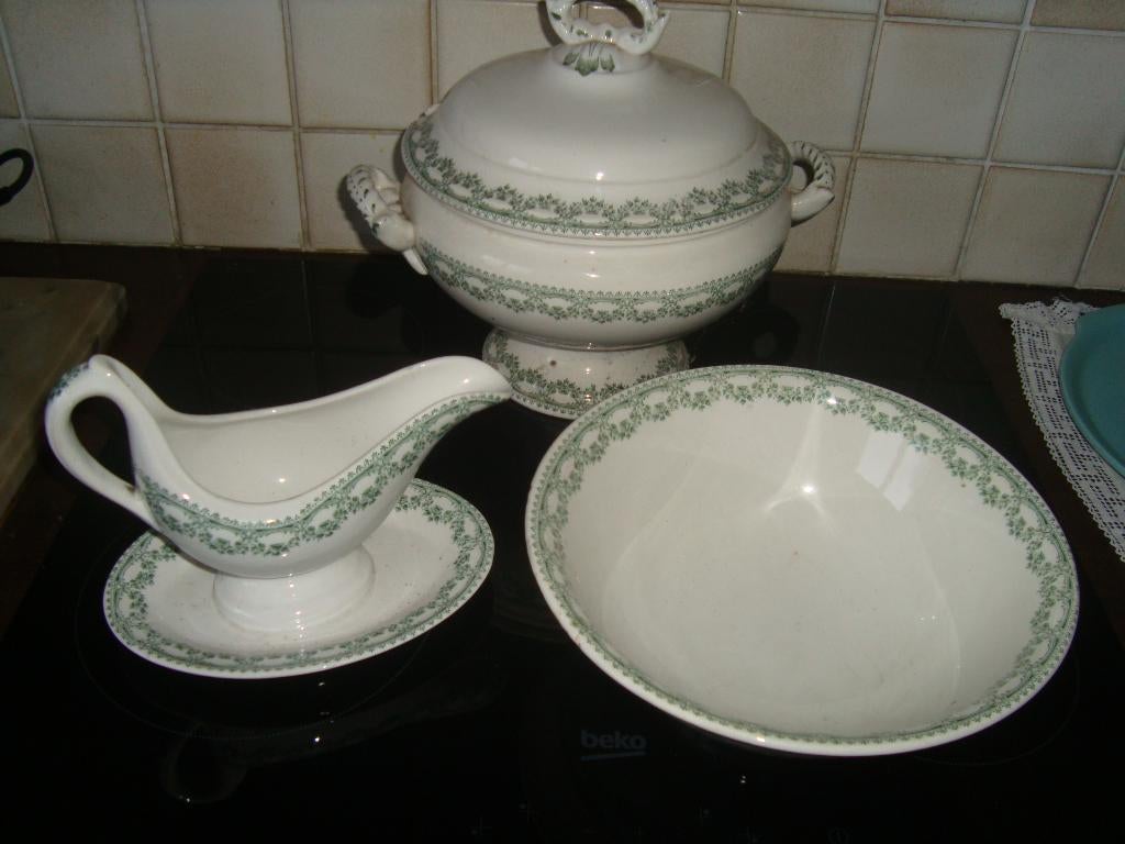 Deel van een servies Boch, decor Carlotta., Antiek en Kunst, Antiek | Servies los, Ophalen