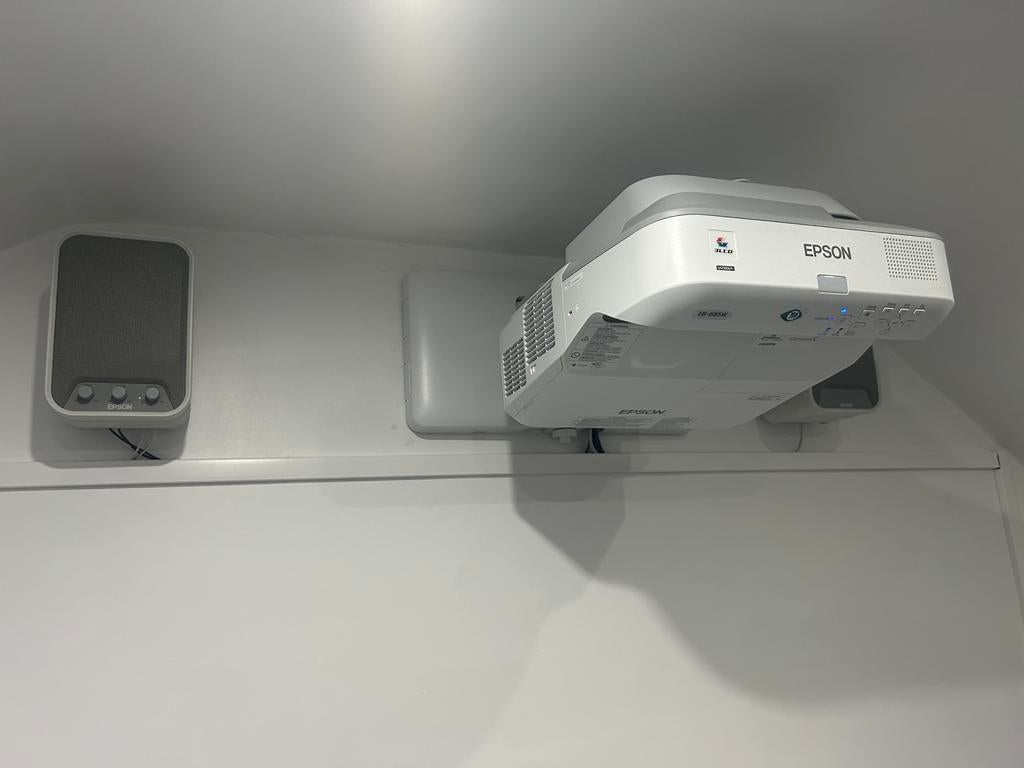Projecteur Epson EB-685W + haut-parleurs Epson – Comme neuf, TV, Hi-fi & Vidéo, Projecteurs vidéo, Comme neuf, Enlèvement