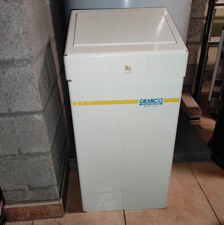 stevige ijzeren vuilbak, Huis en Inrichting, Woonaccessoires | Prullenbakken, Ophalen, Zo goed als nieuw, Metaal, 50 tot 75 cm