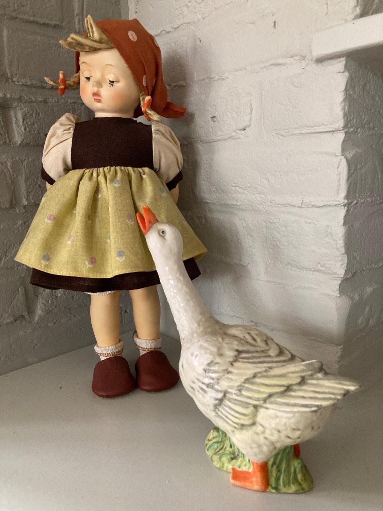 Grote Hummelpop van porselein, Verzamelen, Poppen, Ophalen of Verzenden, Zo goed als nieuw, Pop