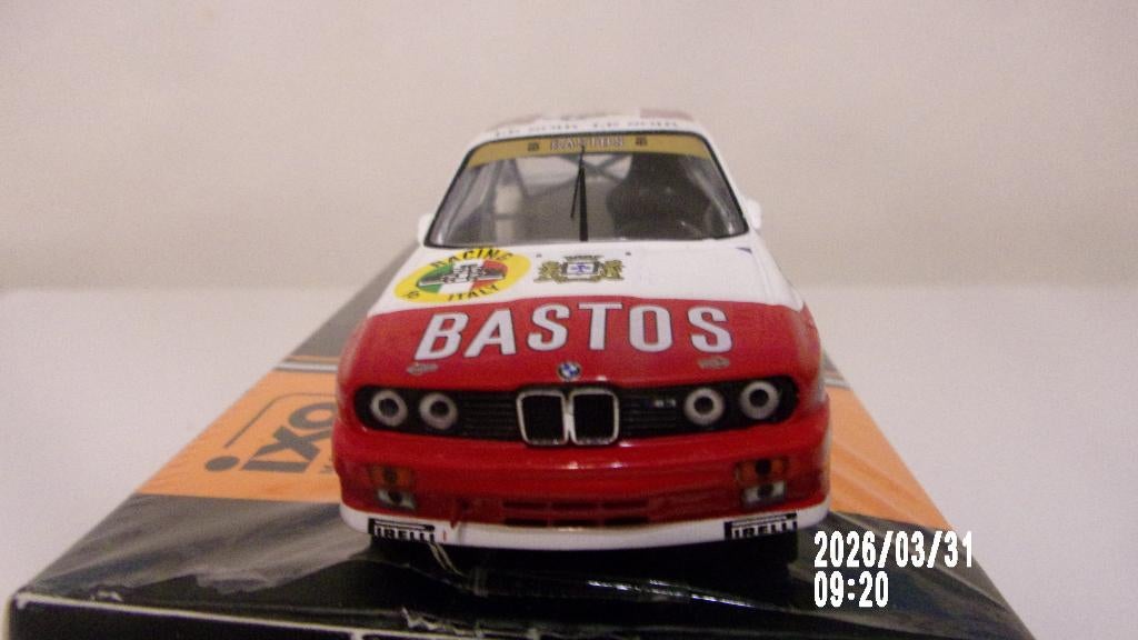 BMW M3 E30 "BASTOS" Dirk VERMEERSCH.SPA 87.IXO COM NEUVE, Hobby en Vrije tijd, Modelauto's | 1:43, Ophalen of Verzenden, Zo goed als nieuw