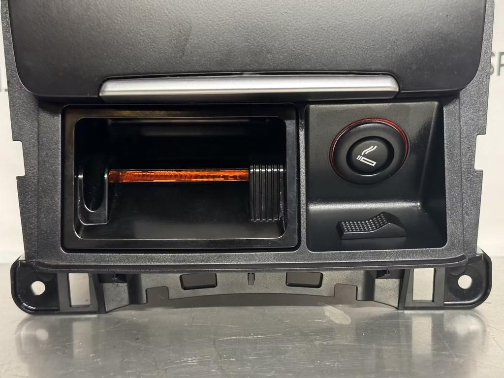 Audi a5 asbak met 12 volt aansteker, Auto-onderdelen, Interieur en Bekleding, Gebruikt, AUDI AG, Auto-Union-Strasse 1
85045  Ingolstadt, DE