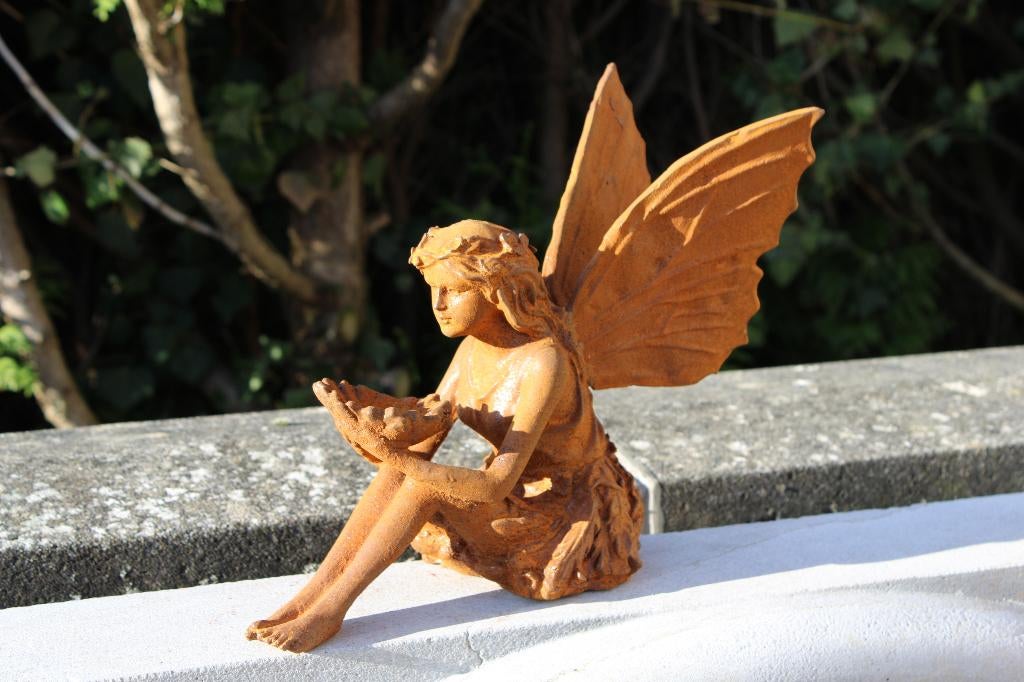 beeld van een zittende fee + gietijzeren wasbak., Tuin en Terras, Ophalen of Verzenden, Nieuw
