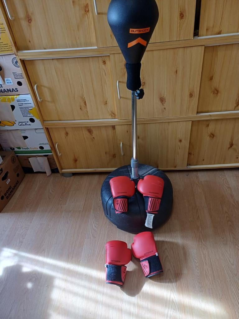 Boksbal met 2 paar kinder handschoenen bij, Ophalen, Boksbal