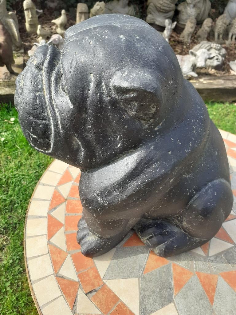 BOULEDOGUE ANGLAIS EN PIERRE PATINEE (hauteur 30 cm )., Enlèvement ou Envoi, Neuf, Autres matériaux, Animal