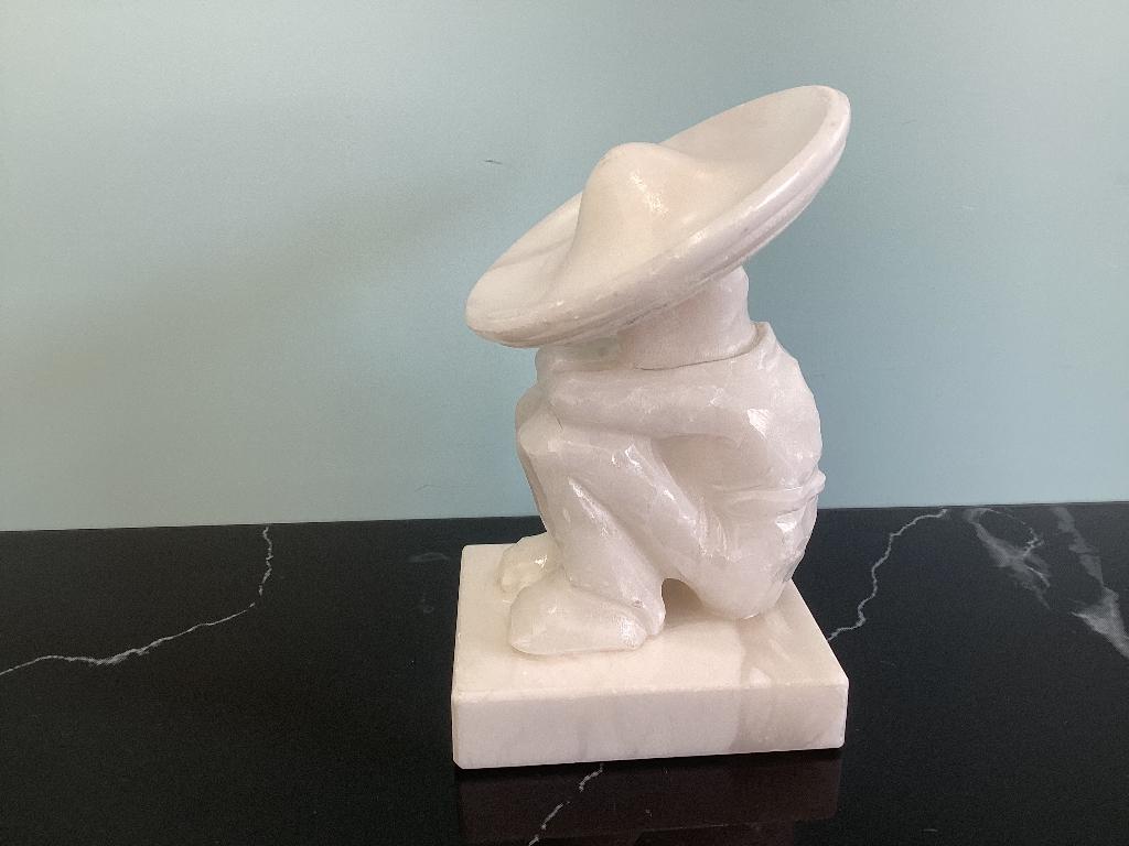 Beeldje in albast Slapende Mexicaan. 039/B., Ophalen