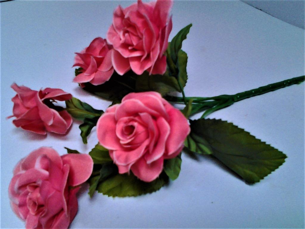 Zijden bloemen op een piketje - met 5 rozen, Enlèvement, Neuf, Autres types