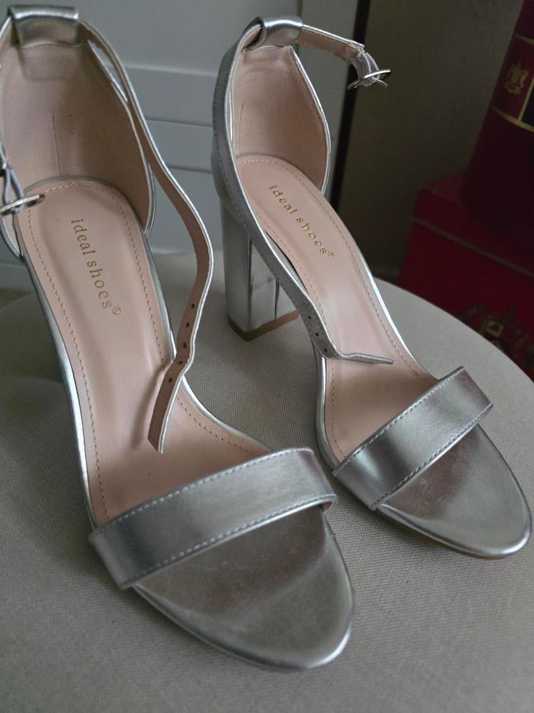 Chaussures argentées, Enlèvement