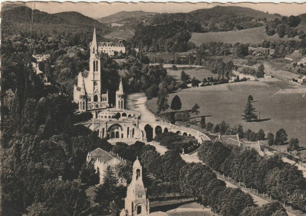 LOURDES     LA BASILIQUE VUE DU DONJON DU CHATEAU-FORT   CAR, Enlèvement ou Envoi, 1940 à 1960, Affranchie, France