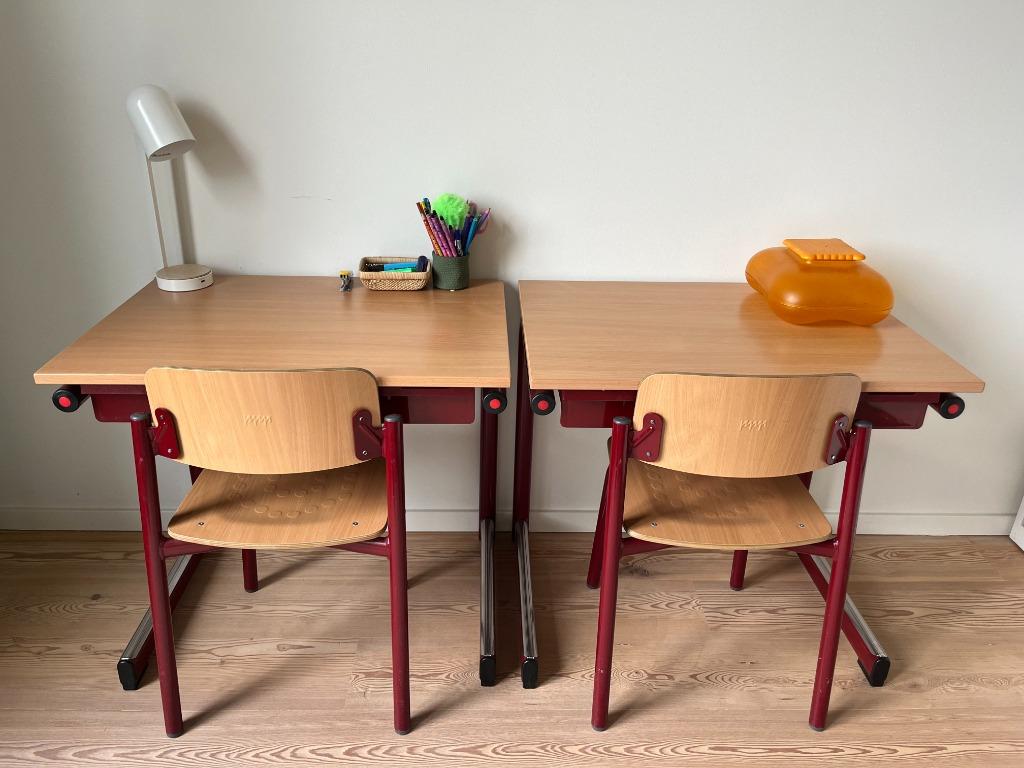 Twee vintage schoolbureaus Eromes met stoeltje, Ophalen