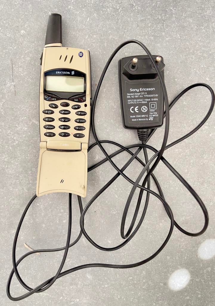 T 28S Sony-Ericsson vintage annees 90, Enlèvement ou Envoi, Utilisé, À clapet, Clavier physique