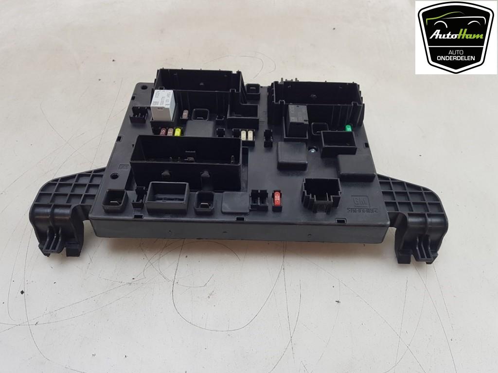 ZEKERINGKAST Astra J (PC6 / PD6 / PE6 / PF6) (|13343950|), Auto-onderdelen, Elektronica en Kabels, Opel, Gebruikt
