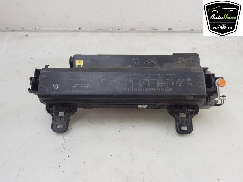 BOITIER FUSIBLES Tesla Model S (|109440500F|), Germany_Sales@tesla.com, Utilisé, Autres marques automobiles, Ludwig-Prandtl-Straße 27 - 29
12526  Berlin, DE