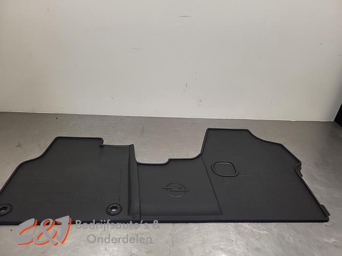 Kit tapis d'un Opel Vivaro, -, Opel, 3 mois de garantie, Utilisé