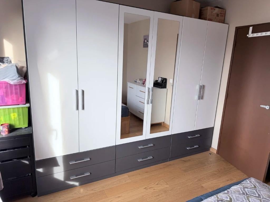 Grande armoire avec miroirs – À enlever à Bruxelles (Jette), Avec porte(s), 200 cm ou plus, Couleur moderne (blanc + gris foncé)