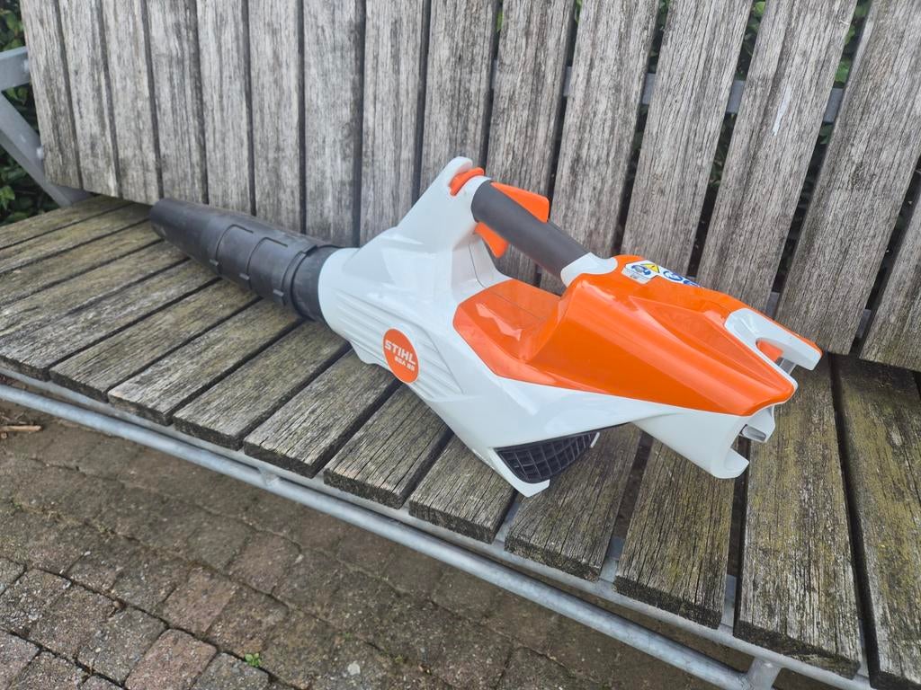 Souffleur à feuilles à batterie STIHL BGA 86,, Enlèvement, Comme neuf, Batterie, Porté à la main
