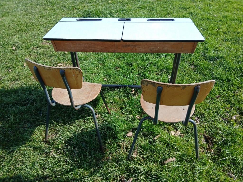 Bureau d'école avec deux chaises, Enlèvement