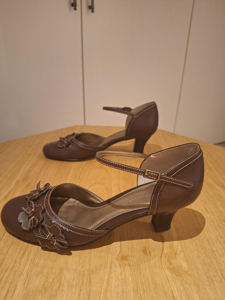 Pumps met riempje (gesp), merk Emilio Luca X, maat 37, bruin, Vêtements | Femmes, Chaussures, Enlèvement ou Envoi, Escarpins, Brun