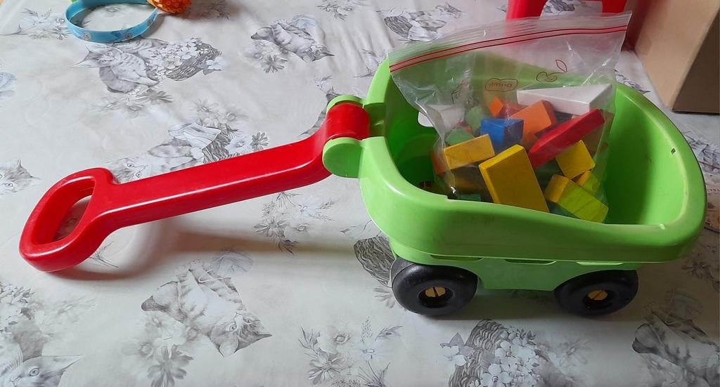 Karretje met houten blokken, Kinderen en Baby's, Speelgoed | Bouwstenen, Ophalen of Verzenden, Zo goed als nieuw