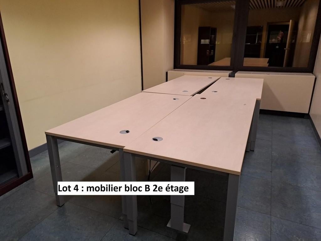 Professioneel in hoogte verstelbaar bureau, Ophalen, In hoogte verstelbaar, Zo goed als nieuw