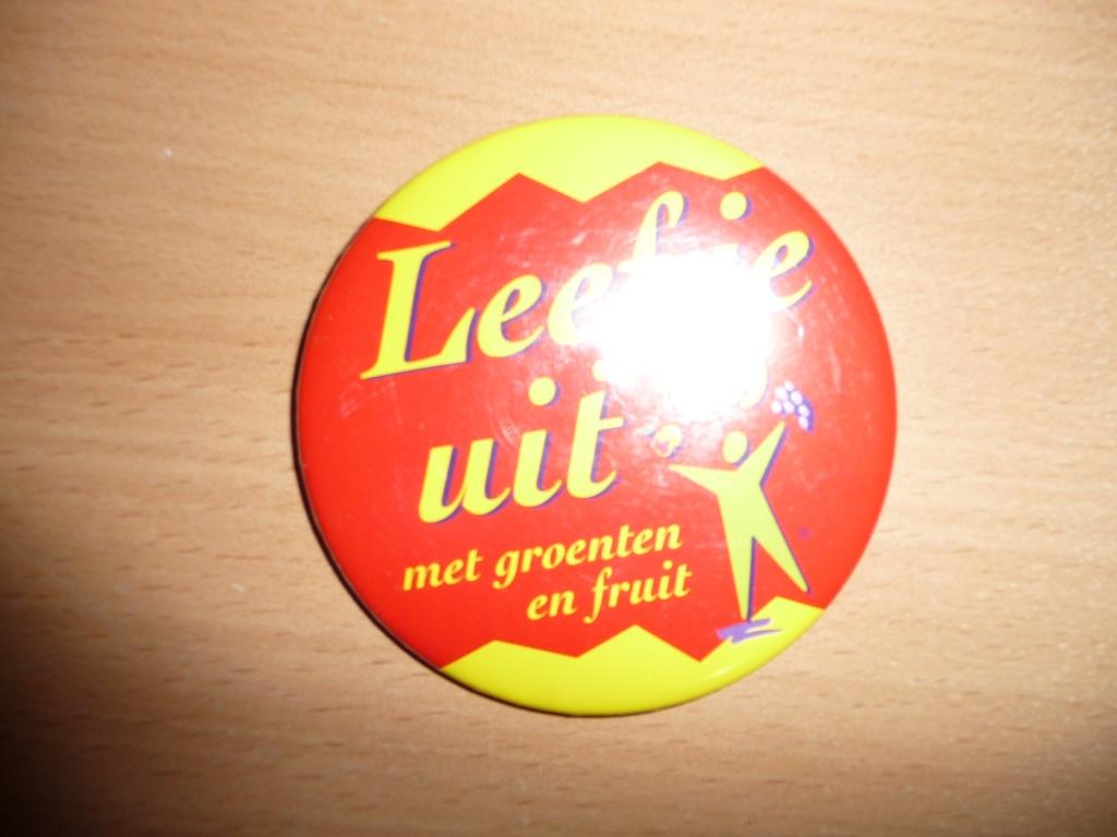 Button Leef je uit met groente en fruit , doorsnee 7,5 cm, Verzamelen, Speldjes, Pins en Buttons, Ophalen of Verzenden, Nieuw