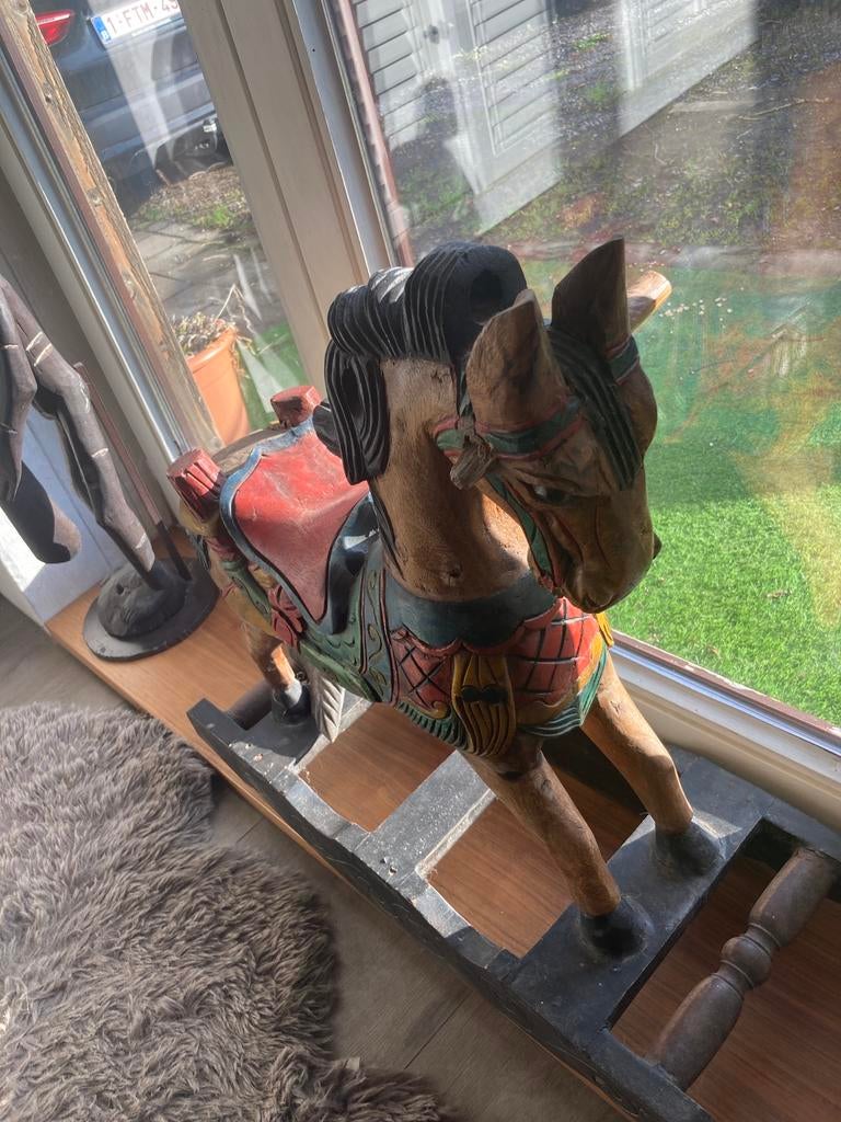 handgesneden houten hobbelpaard, Ophalen