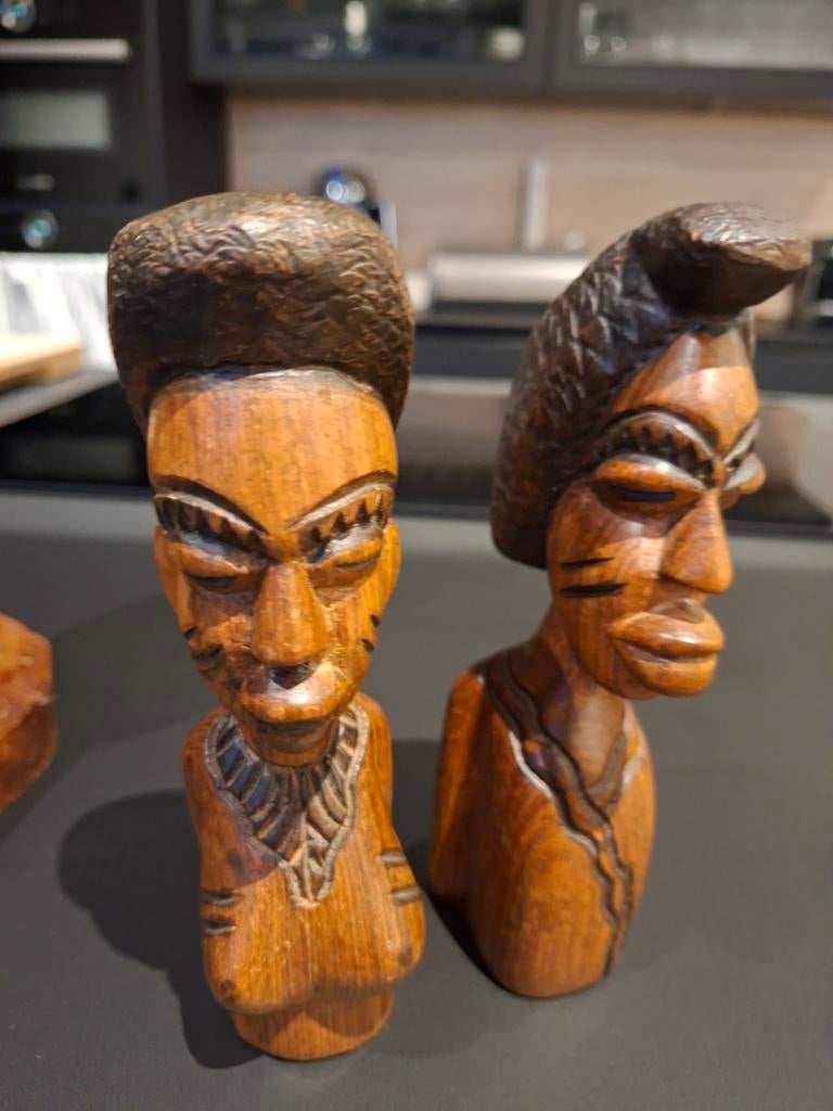 Twee Afrikaanse kunstbeeldjes, in hout. 18 cm, Ophalen of Verzenden