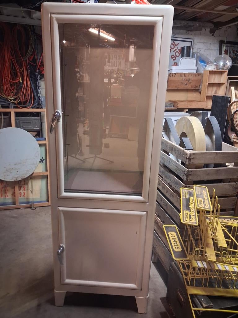 Apothekerskast dokterskast vitrinekast, Ophalen