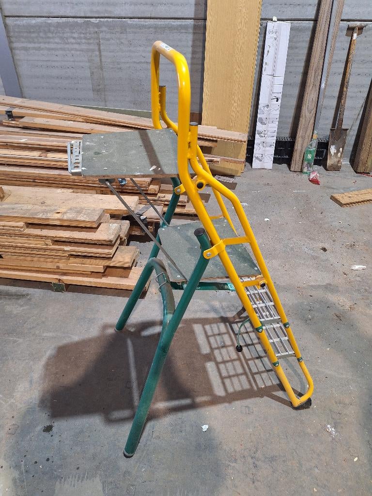 Trapladder .  Merk maco, Ophalen, Zo goed als nieuw