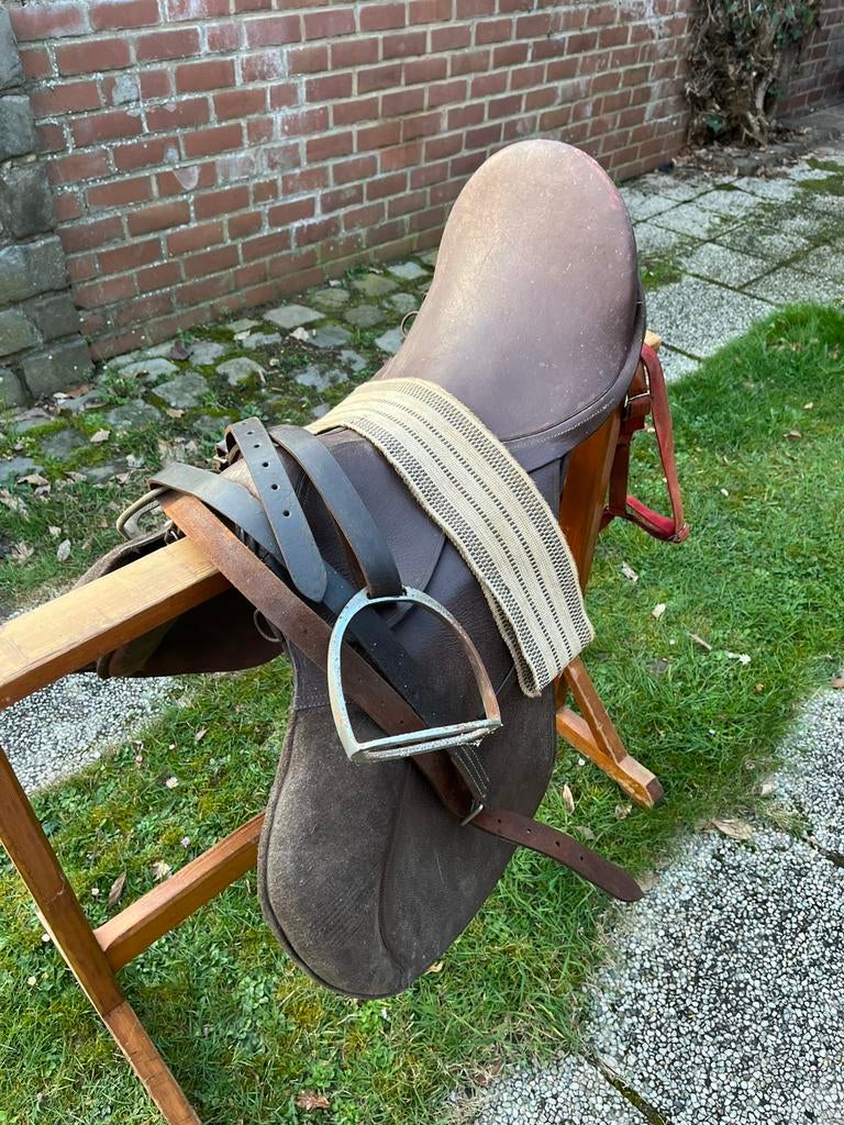 Selle ancienne de randonnée en cuir avec étriers et sacoche, Enlèvement, Utilisé