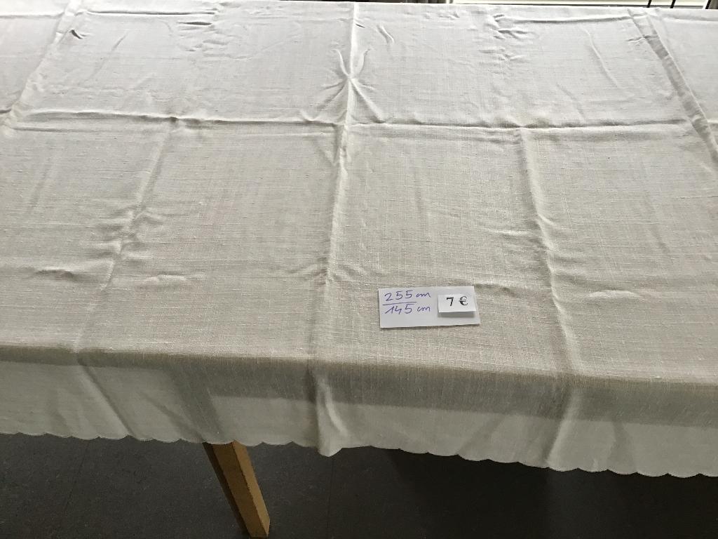 Nappe de 255 cm sur 145 cm pour seulement 7 euros, Maison & Meubles, Enlèvement ou Envoi, Comme neuf
