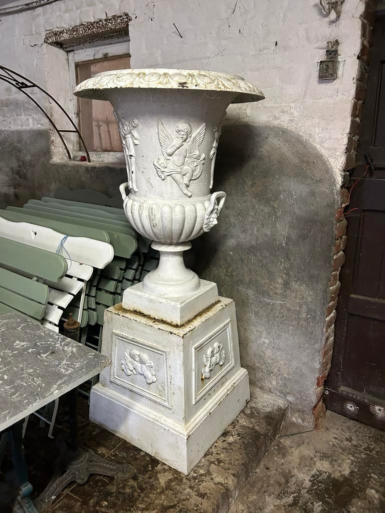 Koppel GROTE ZWARE gietijzeren kasteelvazen op sokkel 1m60, Ophalen, Gebruikt