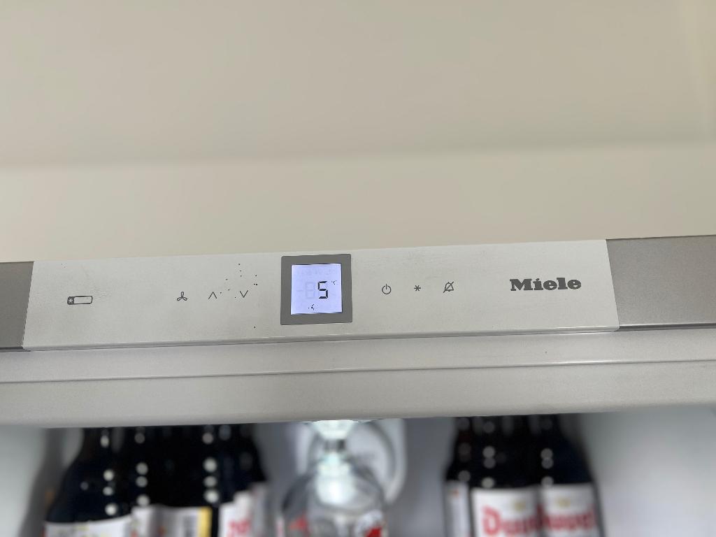 Miele koelkast, Ophalen, Zo goed als nieuw, Zonder vriesvak, 160 cm of meer