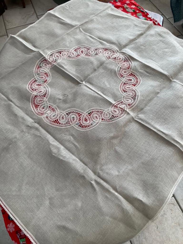 belle nappe avec dentelle, Maison & Meubles, Nappes, Enlèvement ou Envoi, Comme neuf, Carré, Intérieur
