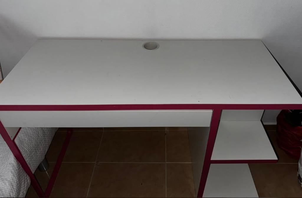 IKEA BUREAU VOOR KINDEREN IN GOEDE STAAT, Ophalen, Gebruikt